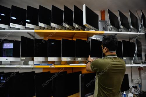 TINJAUAN PEMBELIAN KOMPUTER DAN ALAT PERANTI UNTUK BELAJAR DI RUMAH