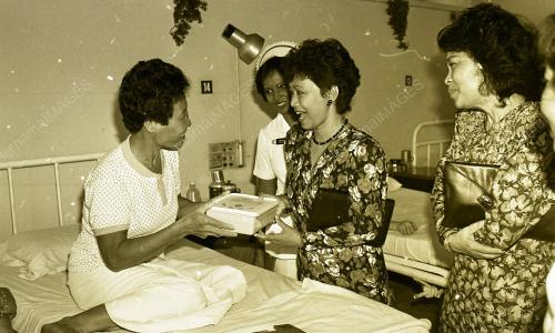 HAMIDAH SAMPAI SUMBANGAN HARI RAYA DI HOSPITAL BESAR