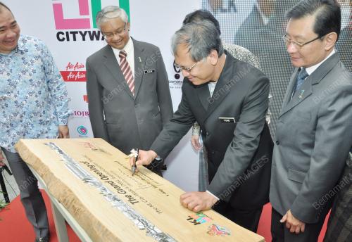 TAN SRI AHMAD FUAD ISMAIL