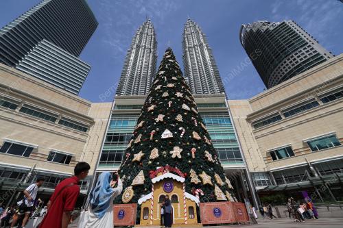 POKOK KRISMAS GERGASI