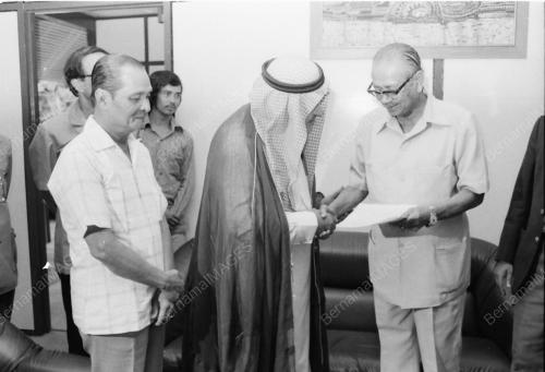 TUNKU ABDUL RAHMAN RECEIVES CHEQUE