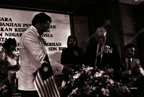 MENANDATANGANI PERJANJIAN