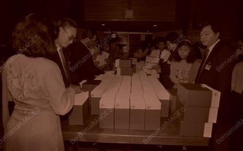 KL06_260690_EON