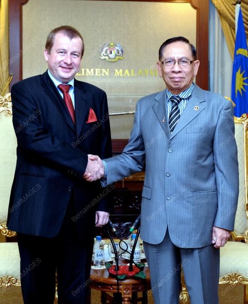 TAN SRI ABU ZAHAR UJANG