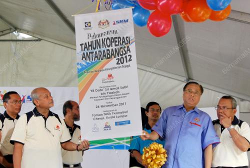 DATUK SERI ISMAIL SABRI YACCOB