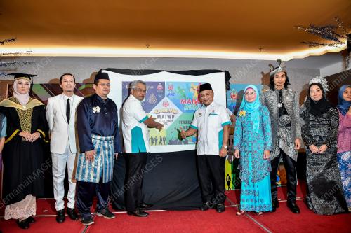 TAN SRI DR MOHD DAUD BAKAR