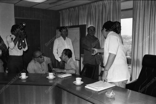 LEE SAN CHOON MEET TRANSPORT OPERATORS AT HIS OFFICE