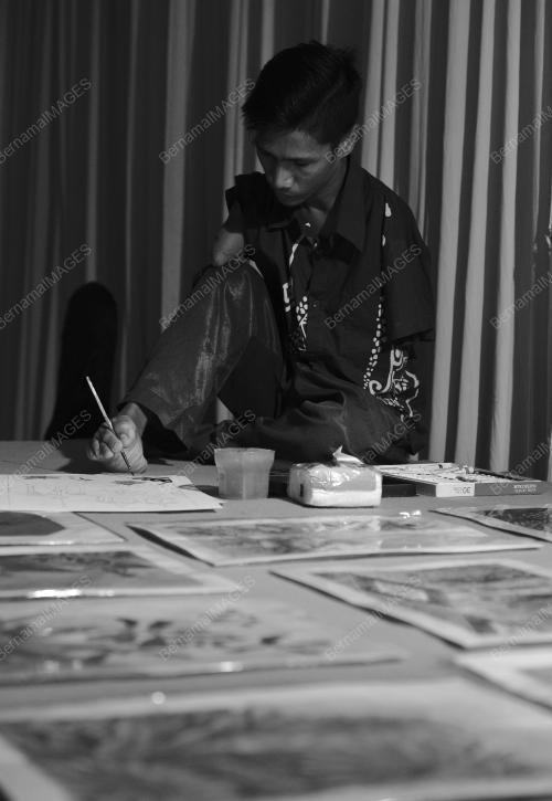 KL06_06122016_LUKISAN_KAKI