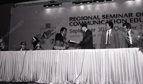 SEMINAR KOMUNIKASI