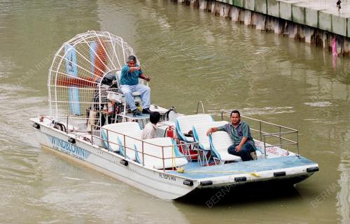 BOT PELANCONG DI SUNGAI GOMBAK