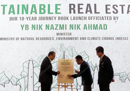 NIK NAZMI NIK AHMAD