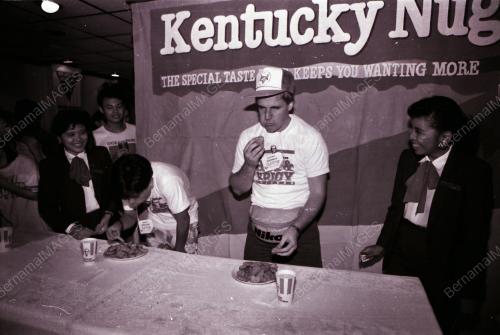 PERTANDINGAN MAKAN KENTUCKY NUGGETS