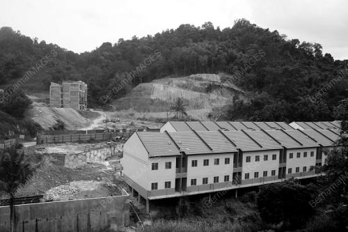 PEMBANGUNAN DI LERENG BUKIT