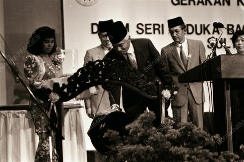 KL07_04031990_KELUARGABAHAGIA