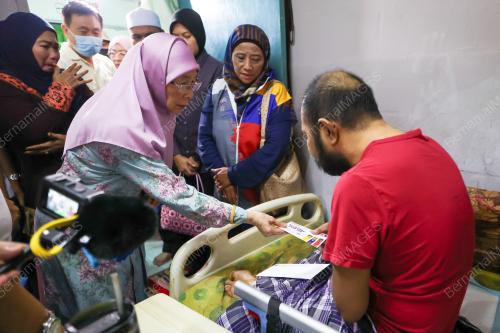 DATUK SERI DR WAN AZIZAH WAN ISMAIL