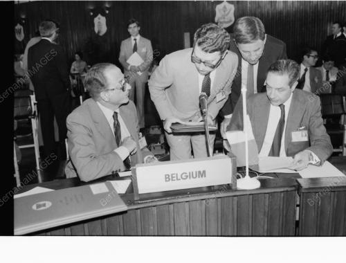 DATUK HUSSEIN PRESIDES AT SIGNING OF EEC