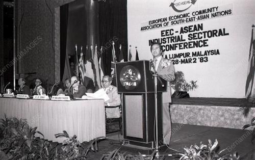 KL07_08012015_PM_BUSINESS_CONFERENCE
