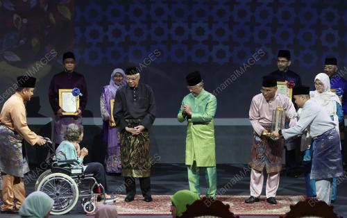 AL-SULTAN ABDULLAH RI'AYATUDDIN AL-MUSTAFA BILLAH SHAH