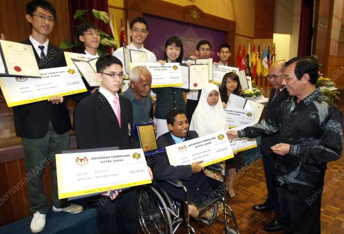 DZULKIFLI ABDUL RAZAK