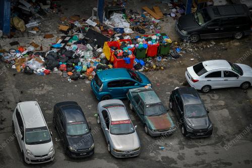 FLAT YANG DIHUNI TIDAK DIURUS DENGAN BAIK