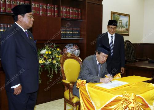 SULTAN SELANGOR SULTAN SHARAFUDDIN IDRIS SHAH