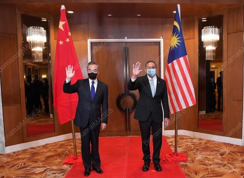 DATUK SERI HISHAMMUDDIN TUN HUSSEIN & WANG YI