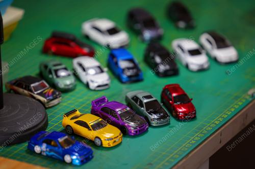 JURUTEKNIK BERKARYA MELALUI KERETA MINIATUR BERSKALA 1:64