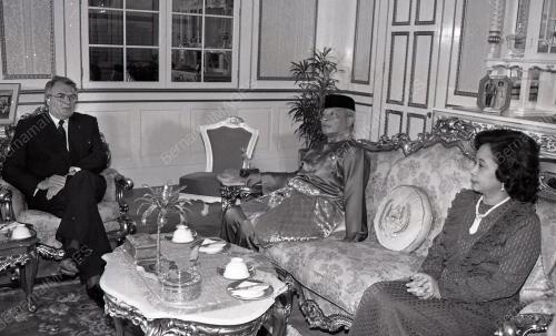 DISEMBER 1982