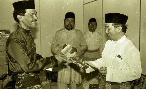 DR YUSOF NOR SAMPAIKAN BANTUAN KEPADA FAKIR MISKIN