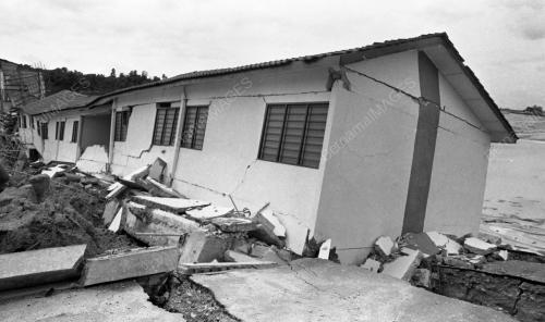 KL07_23022015_RUMAH_RUNTUH