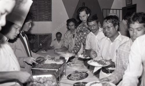 MAKAN MALAM