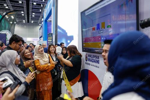 FADHLINA SIDEK