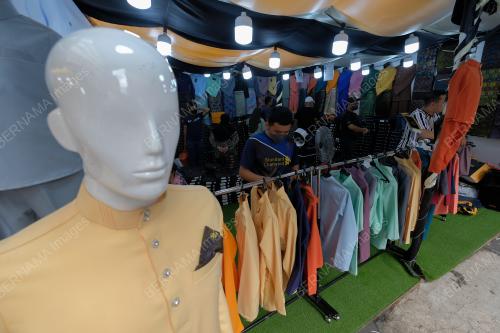TINJAUAN ORANG RAMAI MEMBUAT PERSIAPAN HARI RAYA