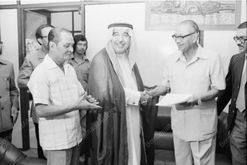 TUNKU ABDUL RAHMAN RECEIVES CHEQUE