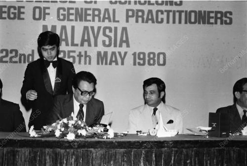 MENTERI KESIHATAN MENGHADIRI MEYUARAT