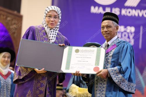 TUNKU AZIZAH AMINAH MAIMUNAH ISKANDARIAH