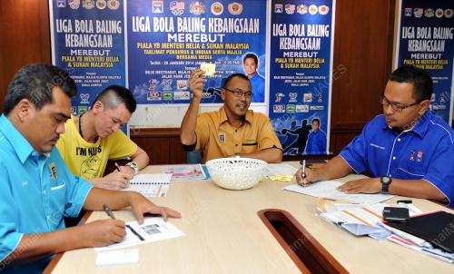 KL07_26012014_BOLA_BALING