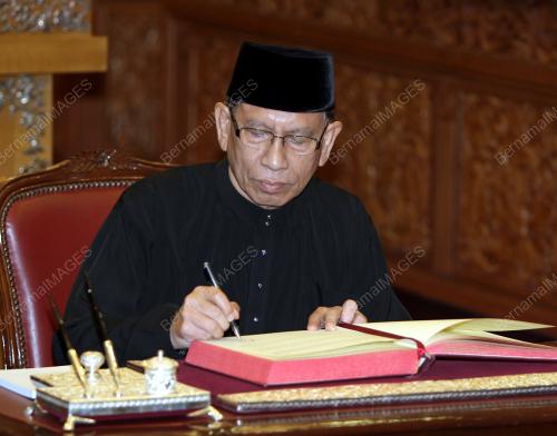 ABU ZAHAR NIKA UJANG