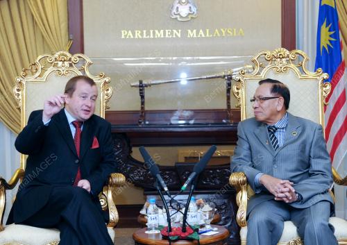 TAN SRI ABU ZAHAR UJANG