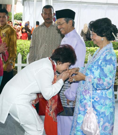 DR MAHATHIR MOHAMAD