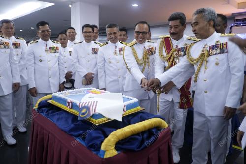 KL07_27042019_NAVY_BN201904268093