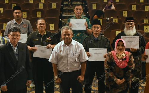 DATUK DR NOOR ZARI HAMAT
