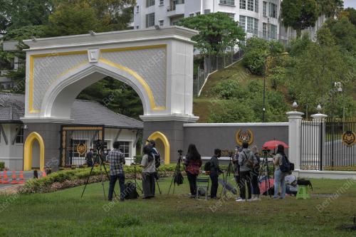 PENGAMAL MEDIA DI PINTU DUA ISTANA NEGARA