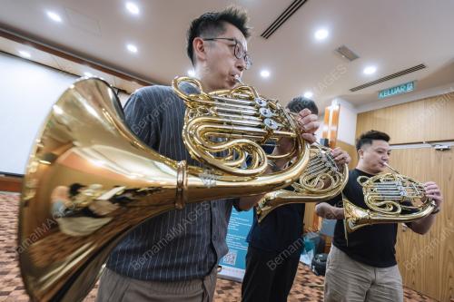 BENGKEL INSTRUMEN OBOE, FRENCH HORN DAN TRUMPET