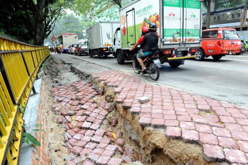 KL07_31072012_RUNTUH