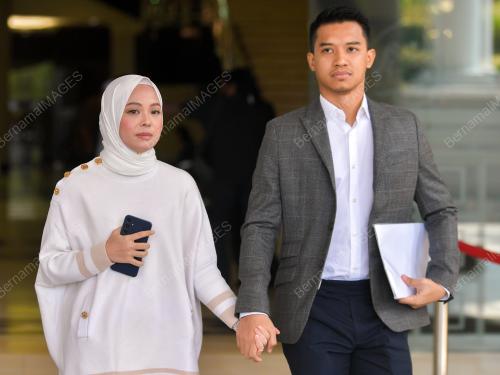 VIVY YUSOF DAPAT PASPORT KE UMRAH