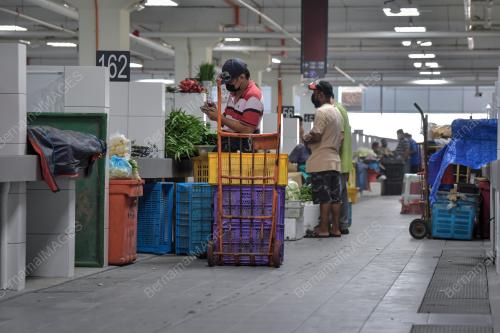 PENIAGA DI PASAR HARIAN SELAYANG