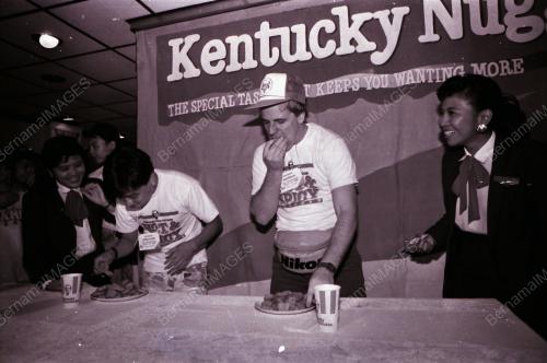 PERTANDINGAN MAKAN KENTUCKY NUGGETS