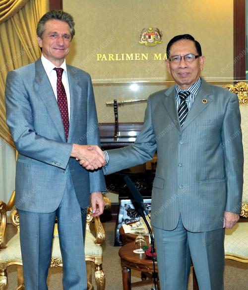 TAN SRI ABU ZAHAR UJANG