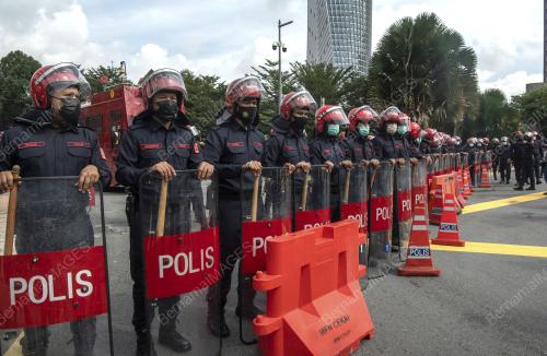 ANGGOTA PASUKAN SIMPANAN PERSEKUTUAN (FRU)